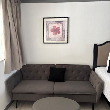 Holiday Isles Resort Madeira Beach Bagian luar foto