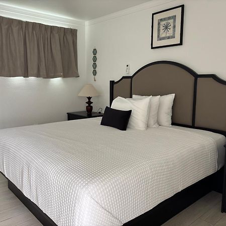 Holiday Isles Resort Madeira Beach Bagian luar foto