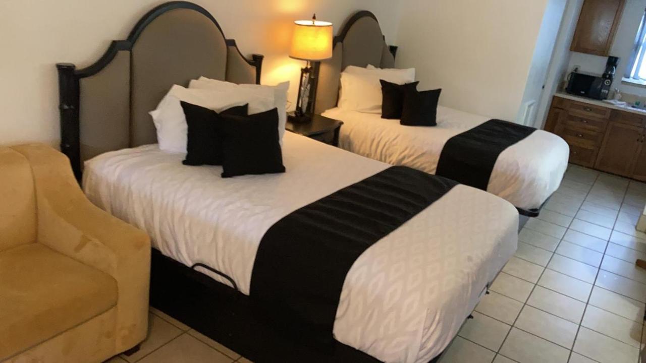 Holiday Isles Resort Madeira Beach Bagian luar foto