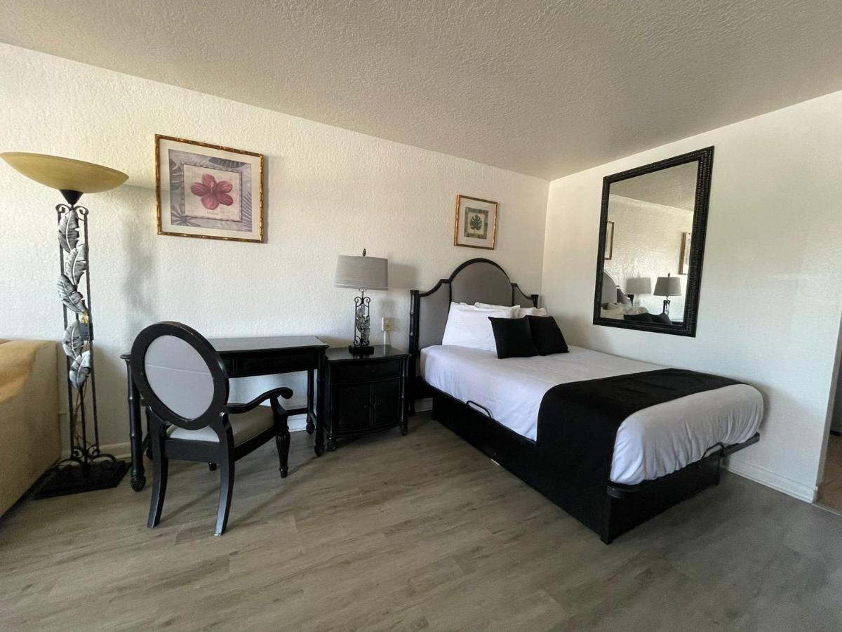 Holiday Isles Resort Madeira Beach Bagian luar foto
