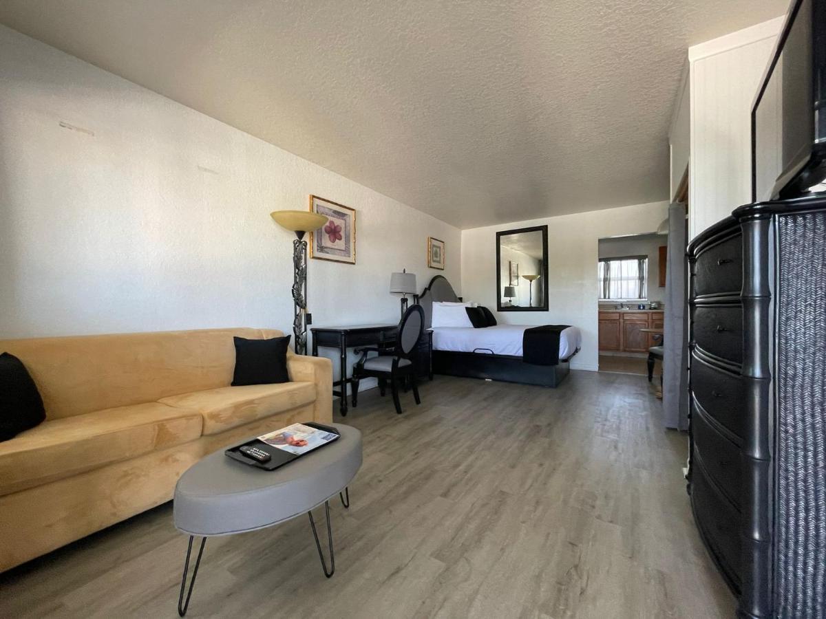 Holiday Isles Resort Madeira Beach Bagian luar foto
