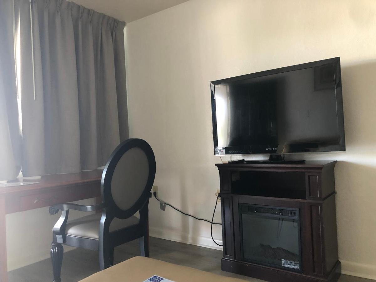 Holiday Isles Resort Madeira Beach Bagian luar foto