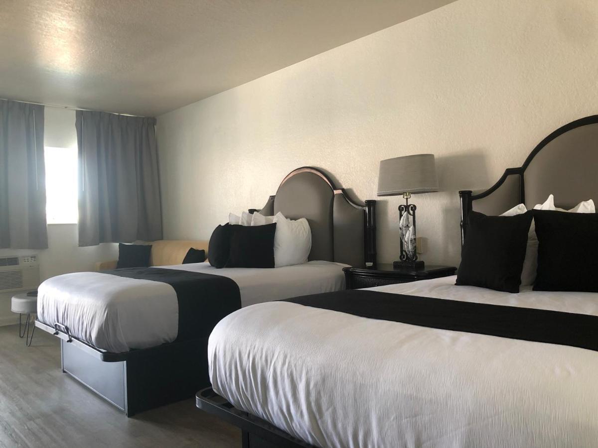 Holiday Isles Resort Madeira Beach Bagian luar foto