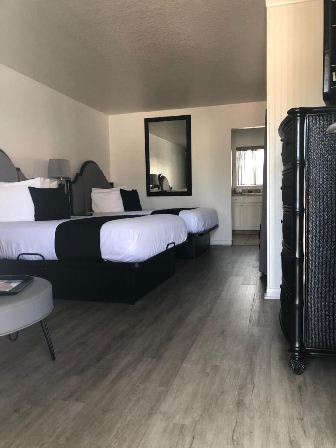 Holiday Isles Resort Madeira Beach Bagian luar foto