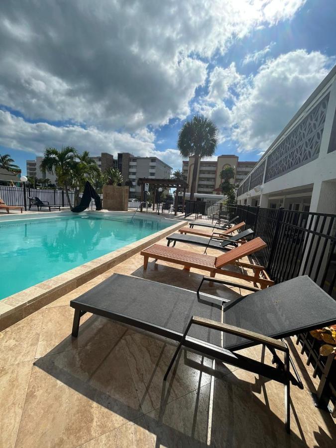 Holiday Isles Resort Madeira Beach Bagian luar foto