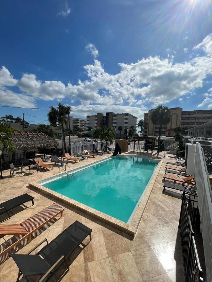 Holiday Isles Resort Madeira Beach Bagian luar foto