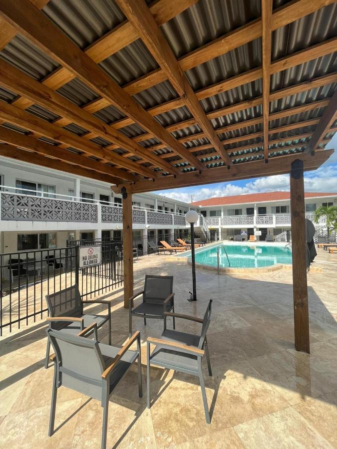 Holiday Isles Resort Madeira Beach Bagian luar foto