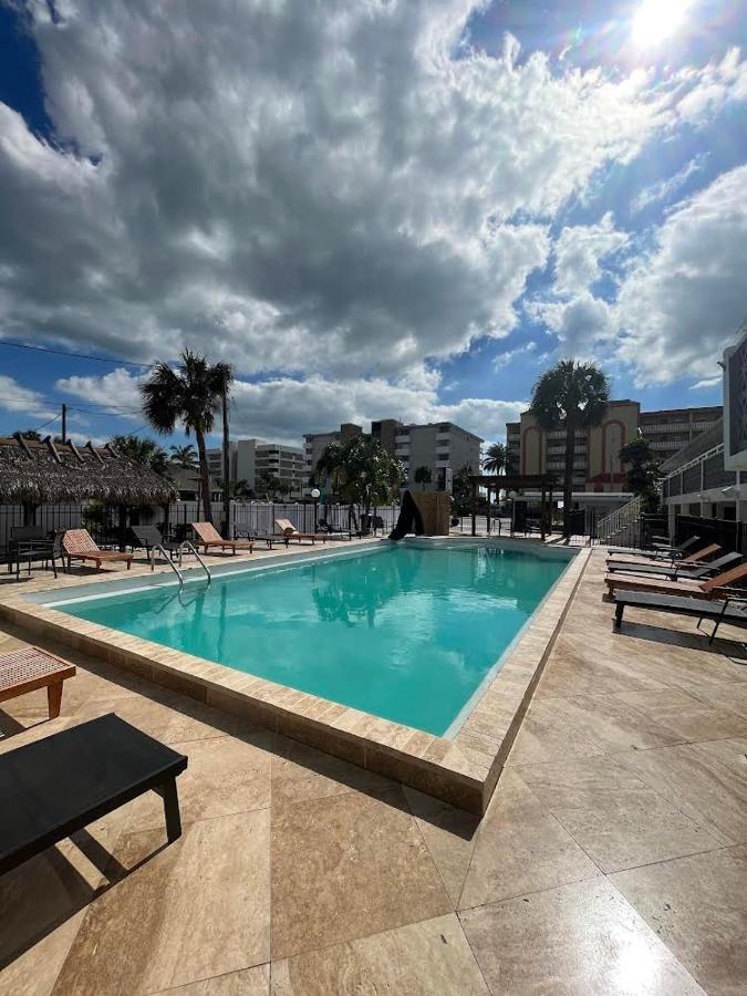 Holiday Isles Resort Madeira Beach Bagian luar foto