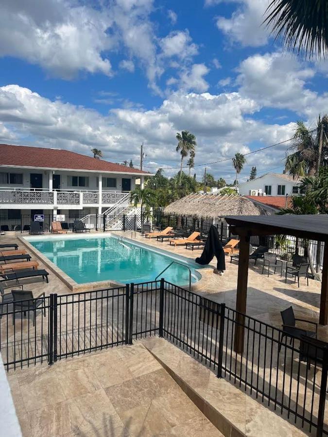 Holiday Isles Resort Madeira Beach Bagian luar foto