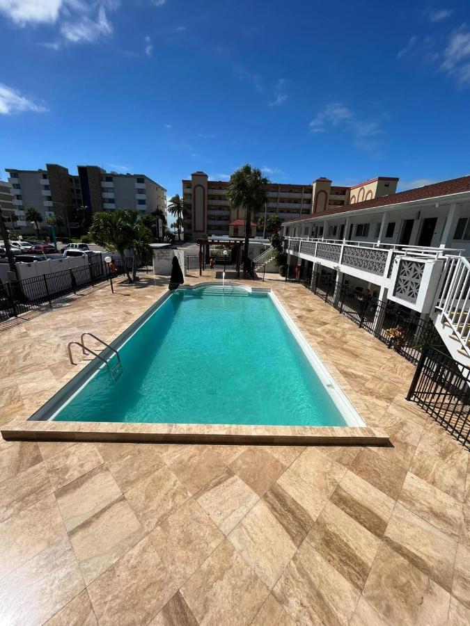 Holiday Isles Resort Madeira Beach Bagian luar foto