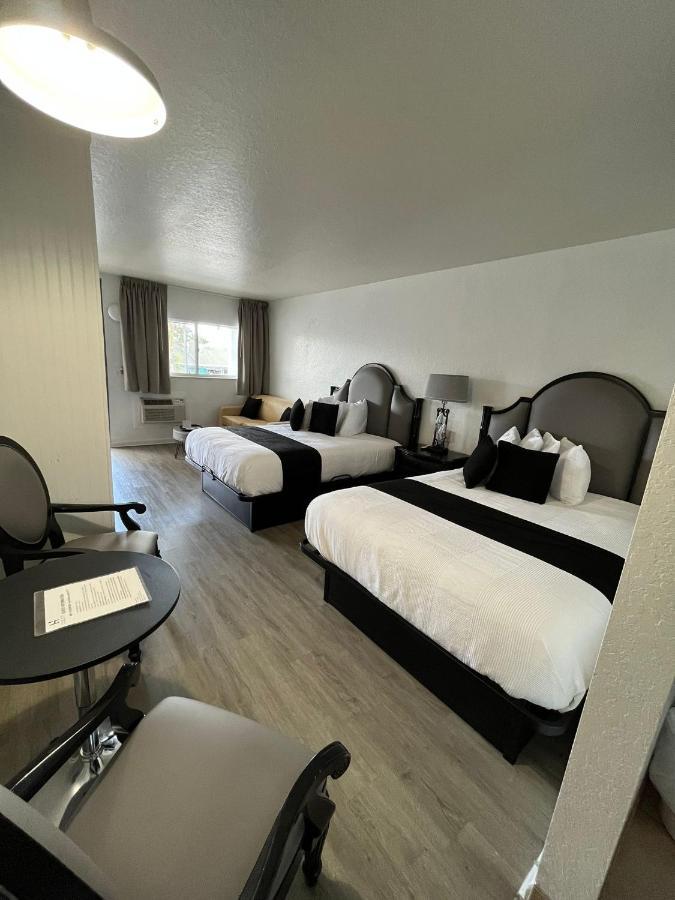 Holiday Isles Resort Madeira Beach Bagian luar foto