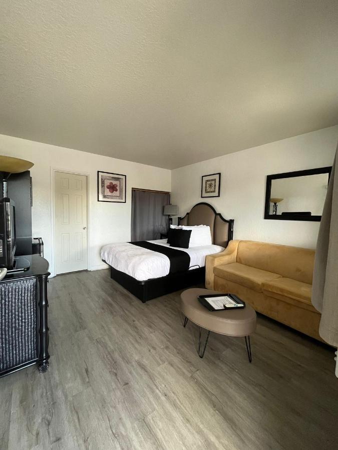 Holiday Isles Resort Madeira Beach Bagian luar foto