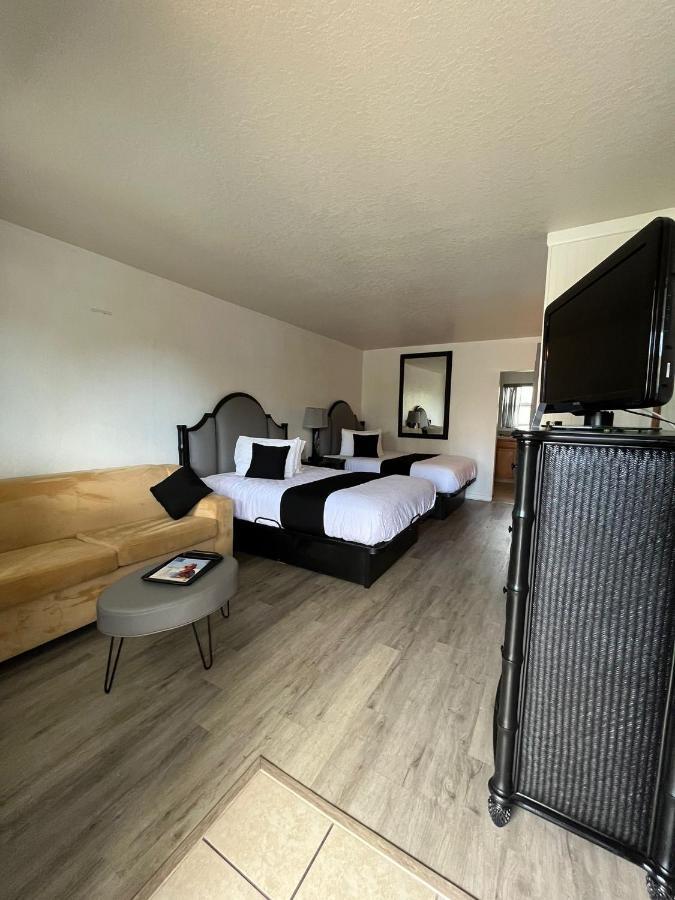 Holiday Isles Resort Madeira Beach Bagian luar foto