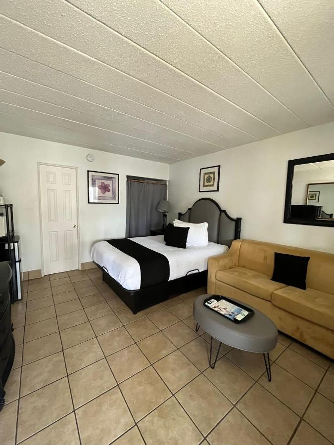 Holiday Isles Resort Madeira Beach Bagian luar foto