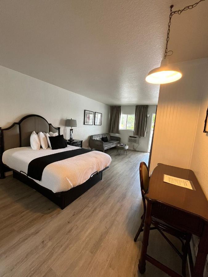 Holiday Isles Resort Madeira Beach Bagian luar foto