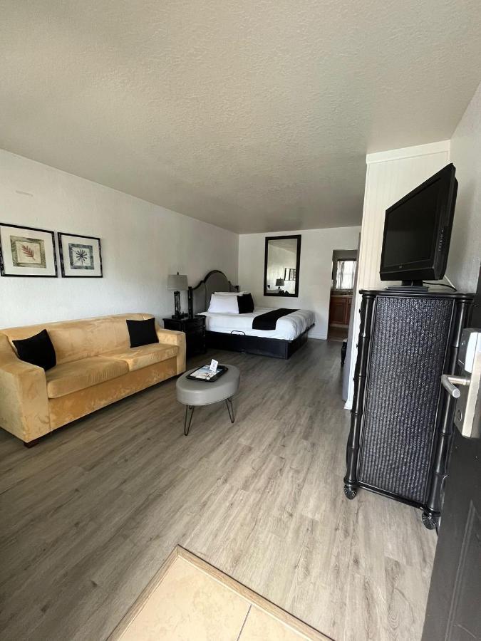 Holiday Isles Resort Madeira Beach Bagian luar foto