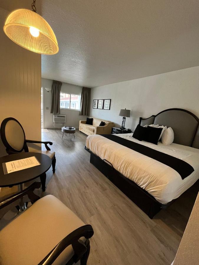 Holiday Isles Resort Madeira Beach Bagian luar foto