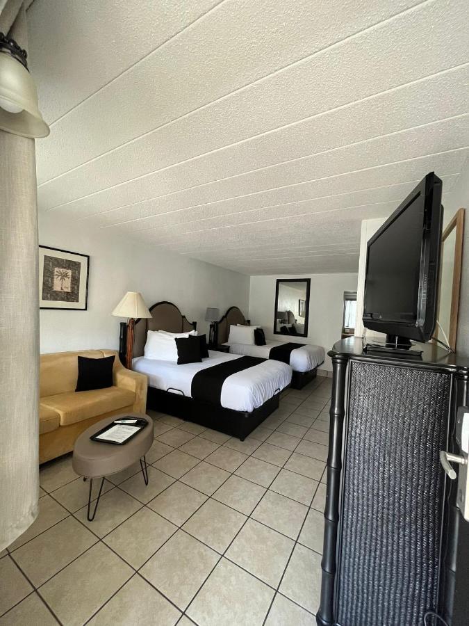 Holiday Isles Resort Madeira Beach Bagian luar foto