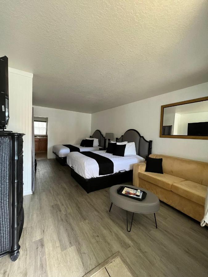 Holiday Isles Resort Madeira Beach Bagian luar foto