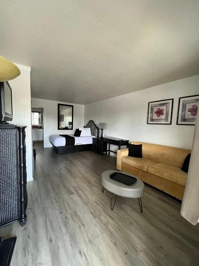 Holiday Isles Resort Madeira Beach Bagian luar foto
