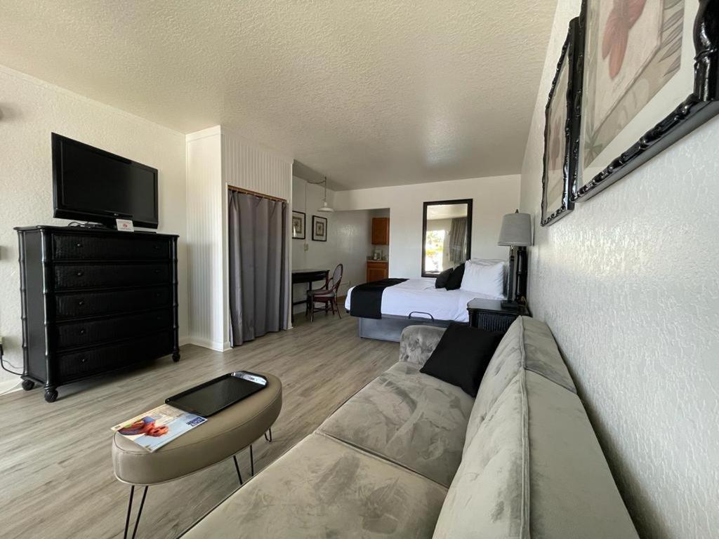 Holiday Isles Resort Madeira Beach Bagian luar foto