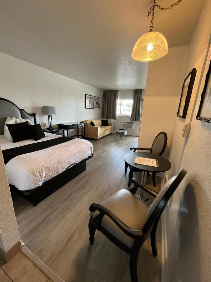 Holiday Isles Resort Madeira Beach Bagian luar foto