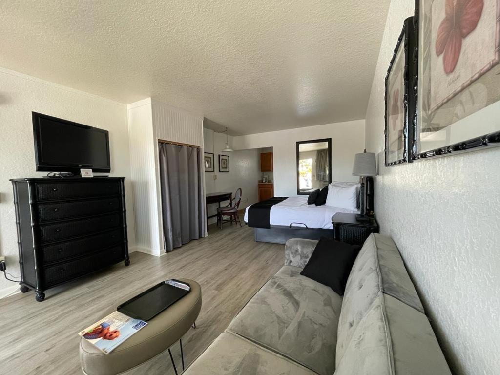 Holiday Isles Resort Madeira Beach Bagian luar foto