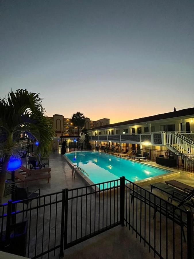 Holiday Isles Resort Madeira Beach Bagian luar foto
