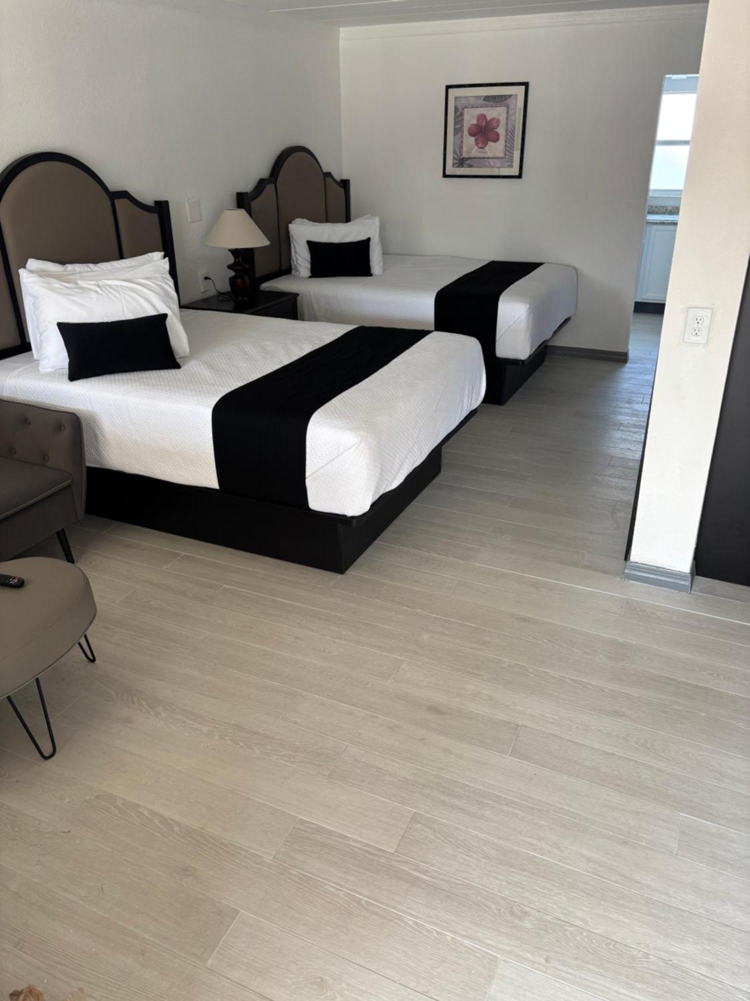 Holiday Isles Resort Madeira Beach Bagian luar foto