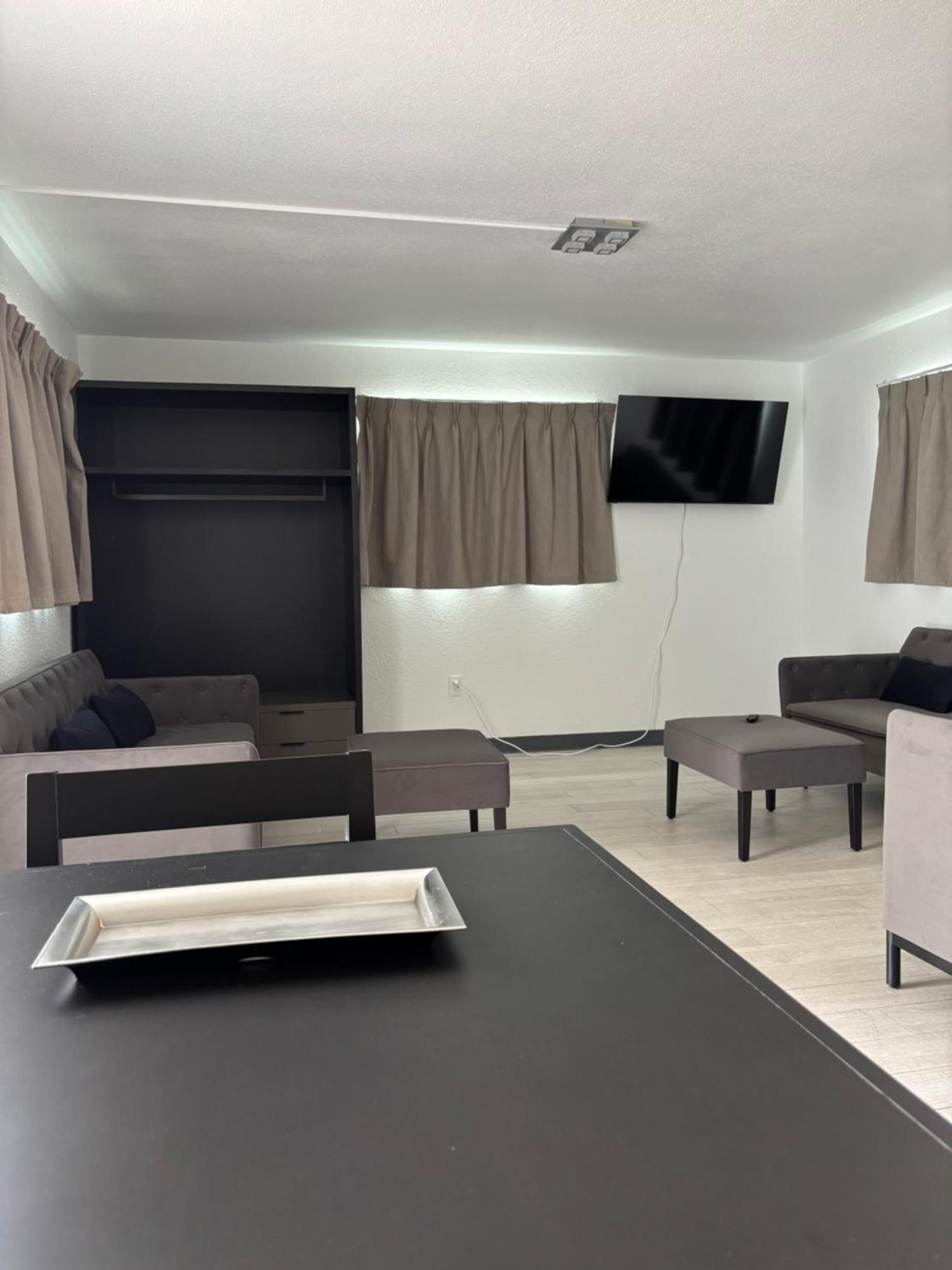 Holiday Isles Resort Madeira Beach Bagian luar foto