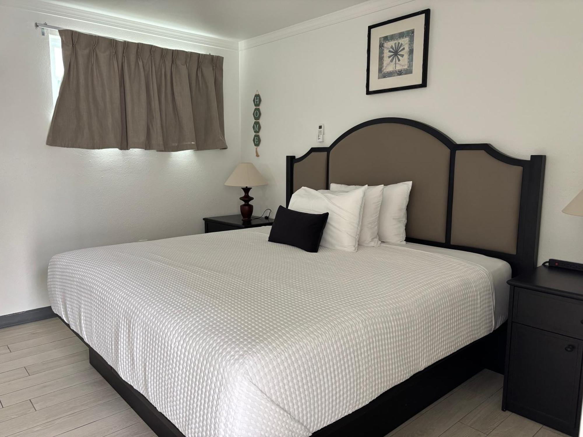 Holiday Isles Resort Madeira Beach Bagian luar foto