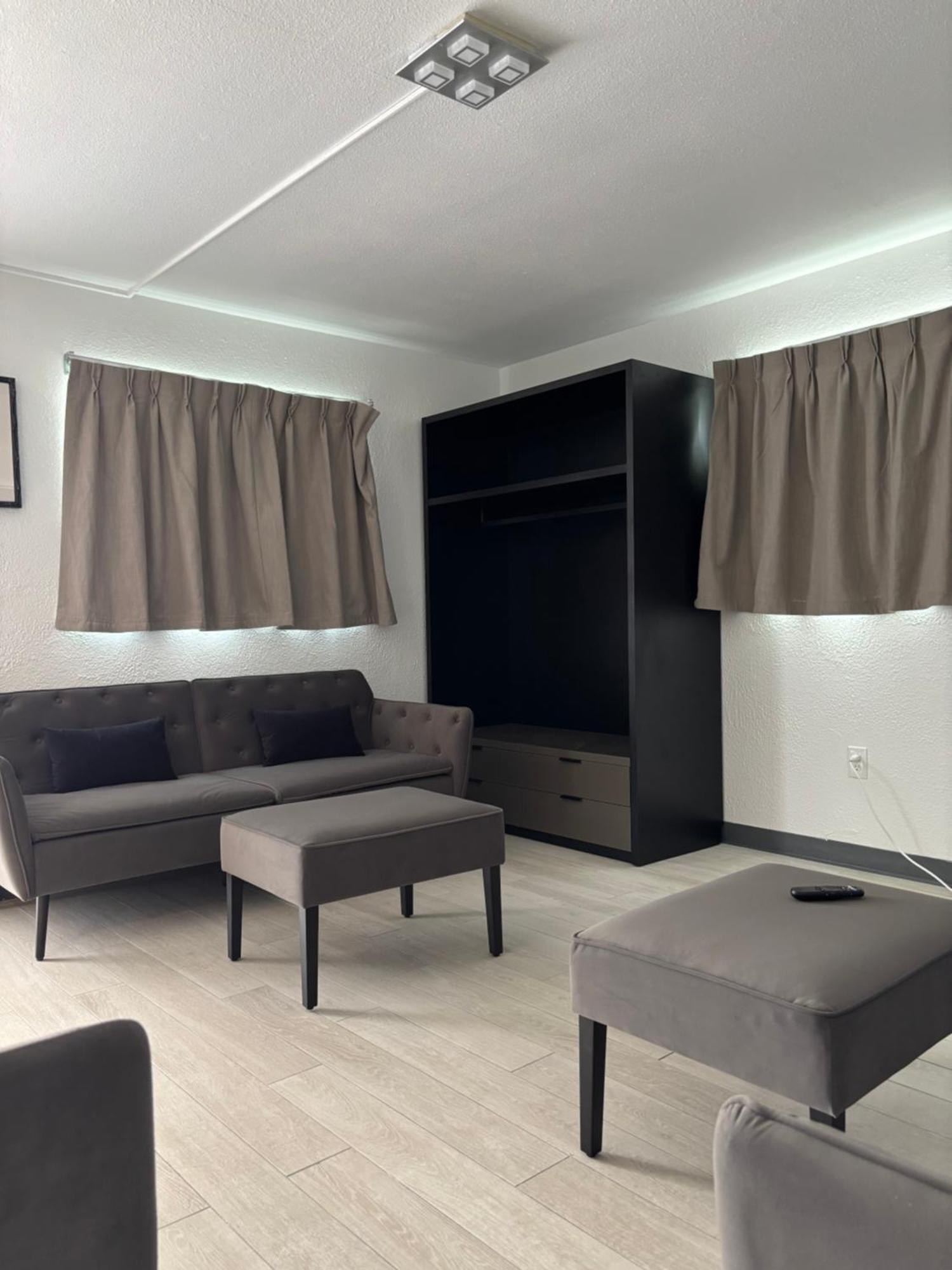 Holiday Isles Resort Madeira Beach Bagian luar foto